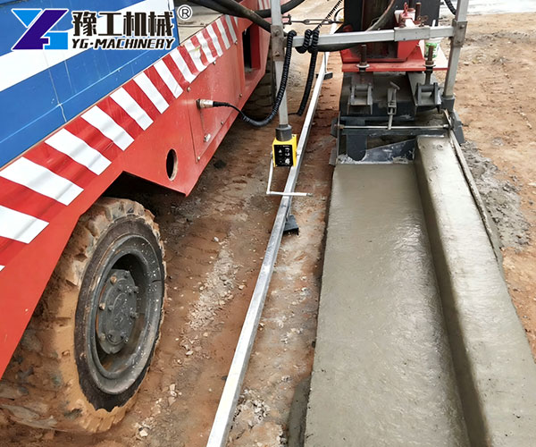 High-efficiency slipform curb machine