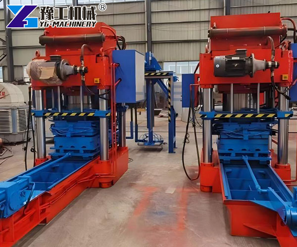Hydraulic press for concrete formwork panels