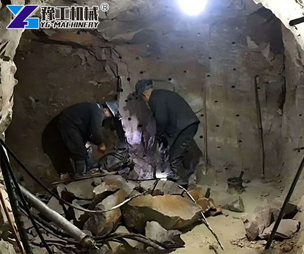 Rock splitter for tunnel construction