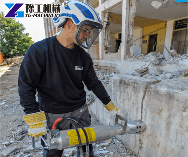 Rock splitter for urban demolition