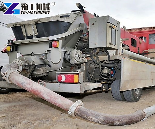 Truck-mounted concrete pump construction use